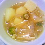 野菜がたっぷり味噌汁　じゃがたまねぎおくら